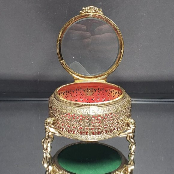 Hollywood Regency Ormolu Filigree Cherub Glass Lidded Vanity Box (Vintage) - Picture 10 of 10
